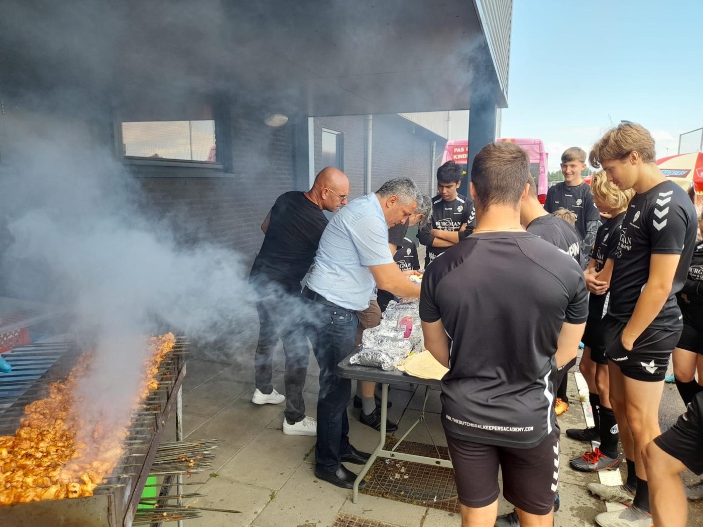 Grillmeester van Ayintap Kebap grilt verse kebabspiesen op de houtskoolgrill tijdens een catering op locatie in Zwolle