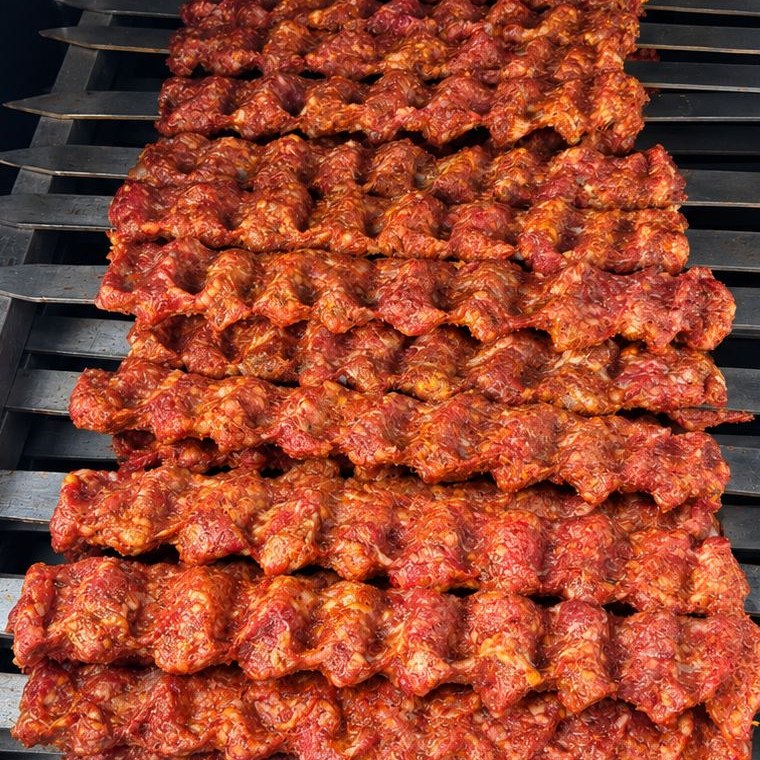 Adana kebap spiesen op de houtskoolgrill van Ayintap Kebap & Catering in Zwolle