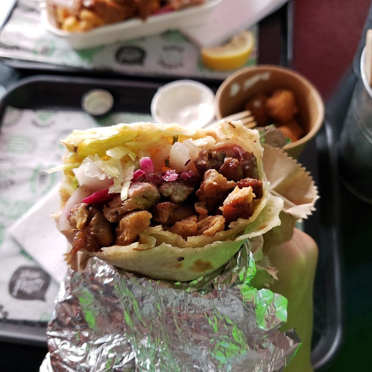 Verse dürüm met kebab uit Zwolle, in de hand
