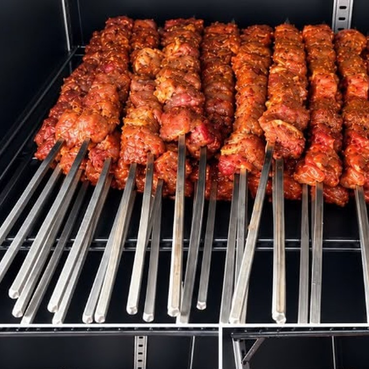 Verse şiş kebap spiesen van Ayintap Kebap in Zwolle, klaar voor de houtskoolgrill