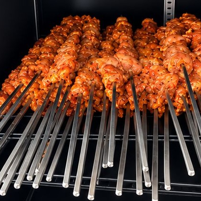 Vers gemarineerde kip kebap spiesen van Ayintap Kebap in Zwolle, klaar voor de houtskoolgrill